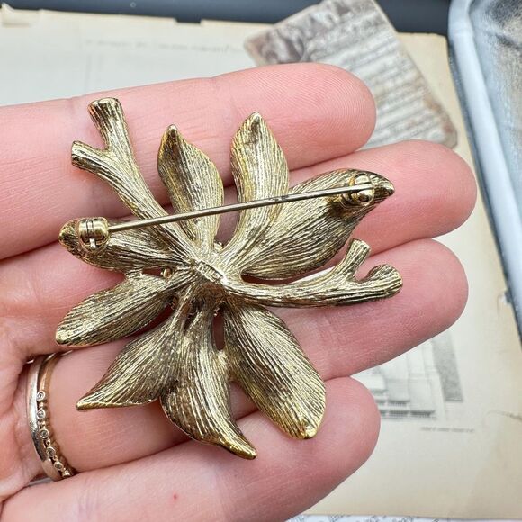 Vintage MONET Gold Rhinestone POINSETTIA FLOWER Brooch Pave Crystal - Picture 5 of 6